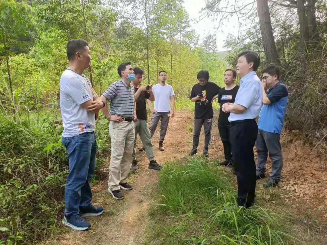 北京林业大学专家团队到鹿寨县指导国储林建设现场推进会工作1.jpg 北京林业大学专家团队到鹿寨县指导国储林建设现场推进会工作1.jpg